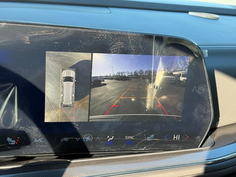 Chevrolet Suburban Vehicle Full-screen Gallery Image 15