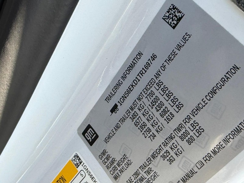 Chevrolet Suburban Vehicle Full-screen Gallery Image 16