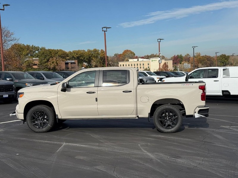Chevrolet Silverado 1500 Vehicle Full-screen Gallery Image 2
