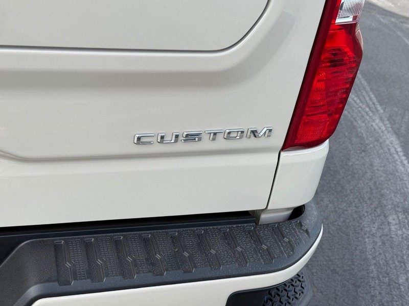 Chevrolet Silverado 1500 Vehicle Full-screen Gallery Image 5