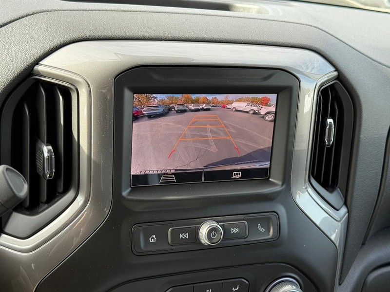 Chevrolet Silverado 1500 Vehicle Full-screen Gallery Image 13