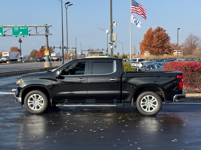 Chevrolet Silverado 1500 Vehicle Full-screen Gallery Image 2
