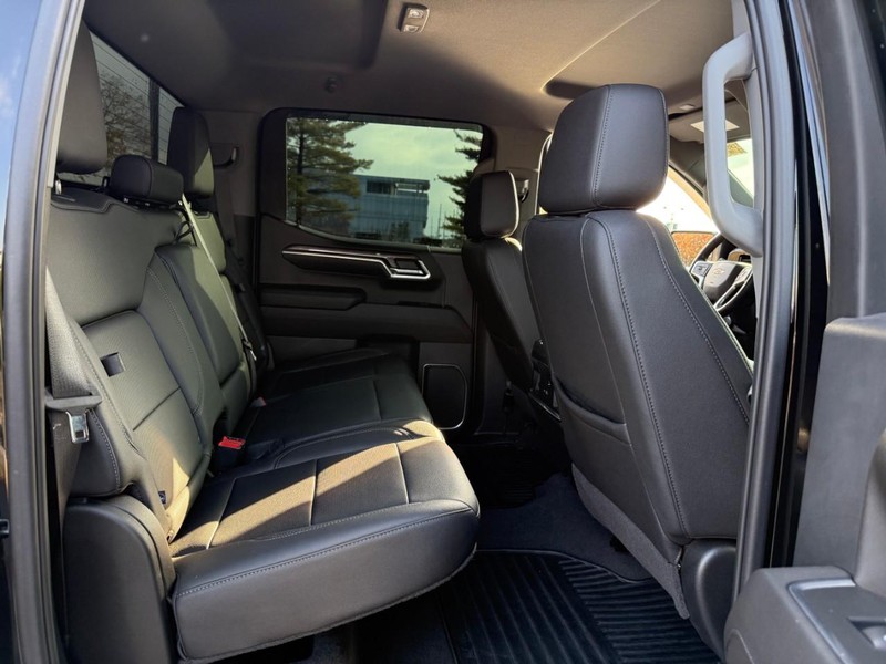 Chevrolet Silverado 1500 Vehicle Full-screen Gallery Image 11