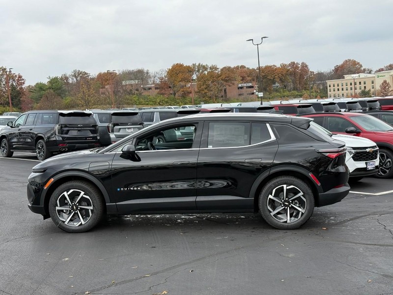 Chevrolet Equinox EV Vehicle Full-screen Gallery Image 2