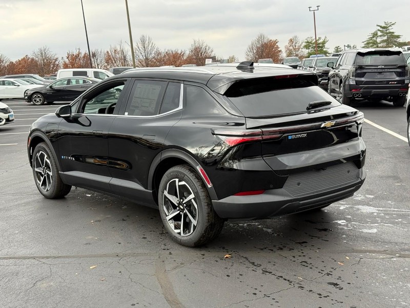 Chevrolet Equinox EV Vehicle Full-screen Gallery Image 3