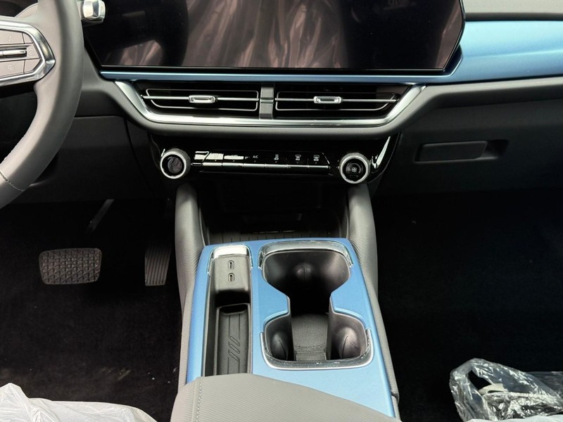 Chevrolet Equinox EV Vehicle Full-screen Gallery Image 9