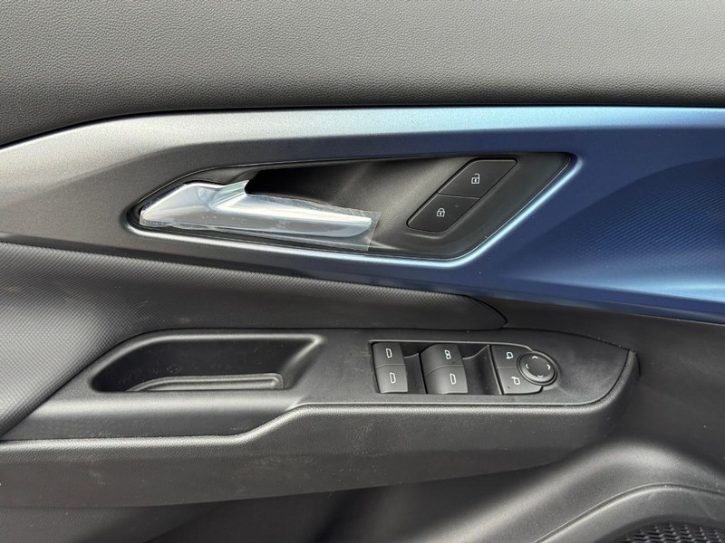 Chevrolet Equinox EV Vehicle Full-screen Gallery Image 10