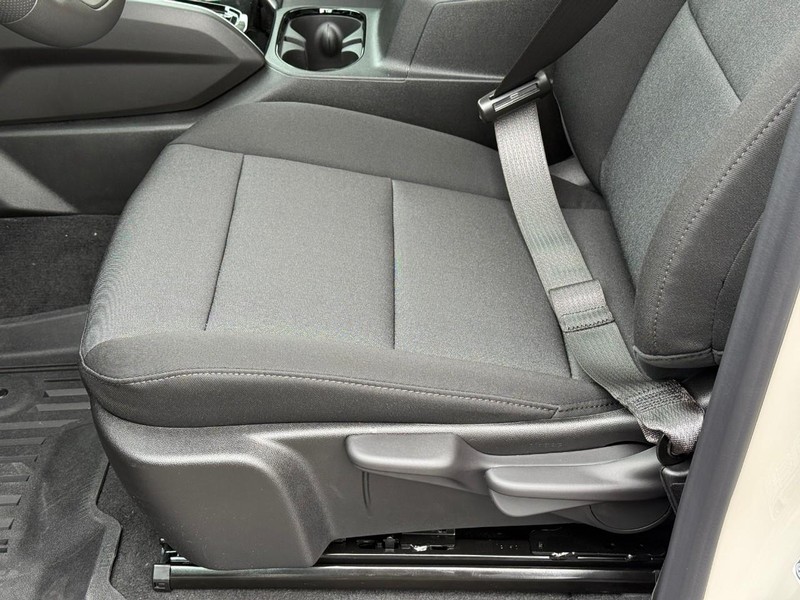 Chevrolet Colorado Vehicle Full-screen Gallery Image 12