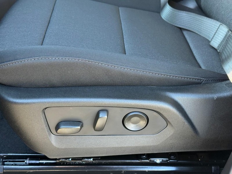 Chevrolet Colorado Vehicle Full-screen Gallery Image 12