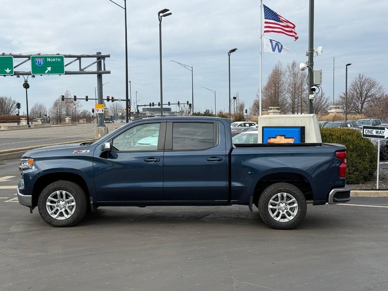 Chevrolet Silverado 1500 Vehicle Full-screen Gallery Image 2