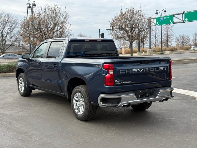 Chevrolet Silverado 1500 Vehicle Full-screen Gallery Image 3