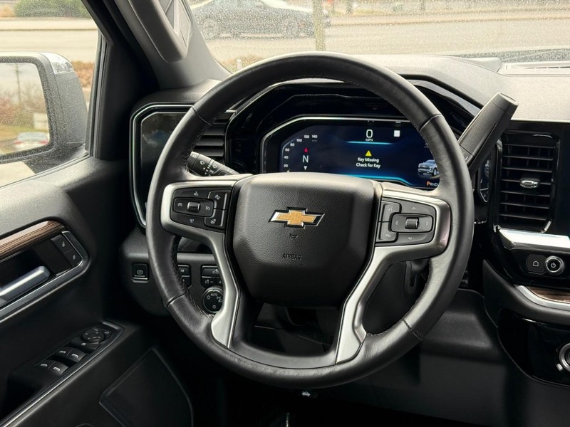 Chevrolet Silverado 1500 Vehicle Full-screen Gallery Image 12