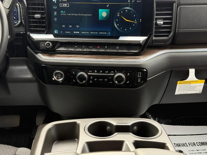 Chevrolet Silverado 1500 Vehicle Full-screen Gallery Image 14