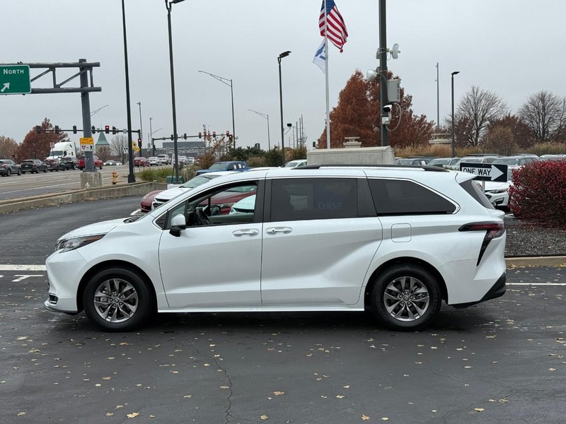 Toyota Sienna Vehicle Full-screen Gallery Image 2