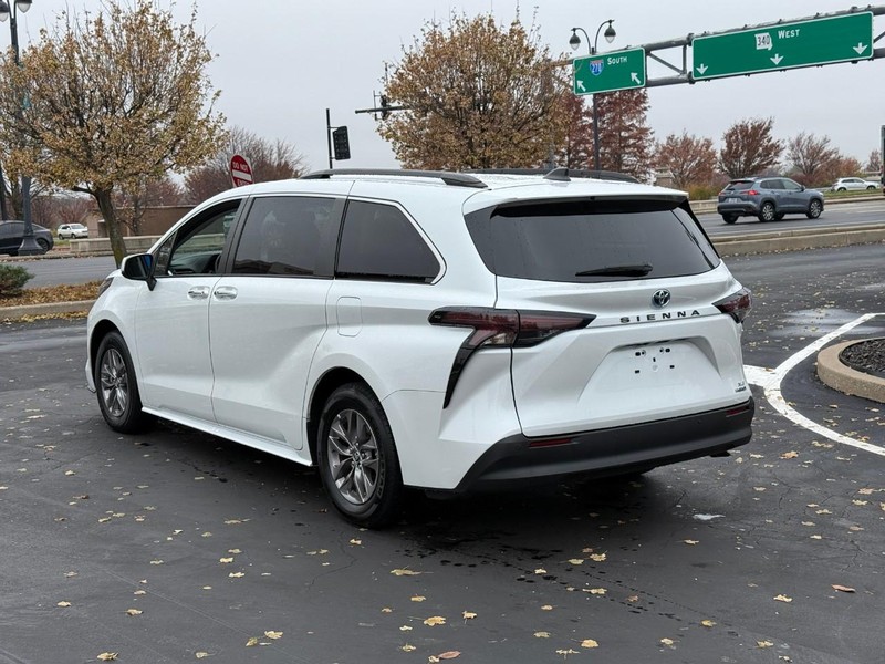 Toyota Sienna Vehicle Full-screen Gallery Image 3