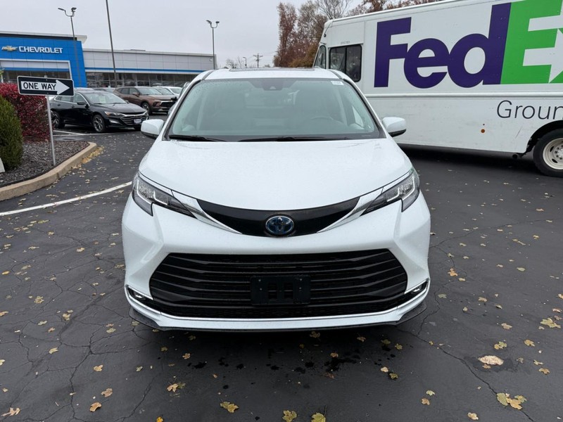 Toyota Sienna Vehicle Full-screen Gallery Image 9