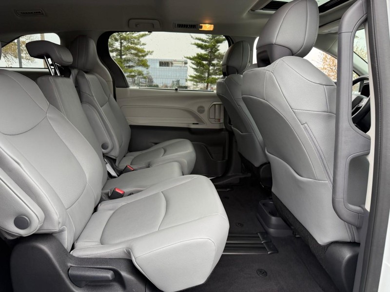 Toyota Sienna Vehicle Full-screen Gallery Image 10