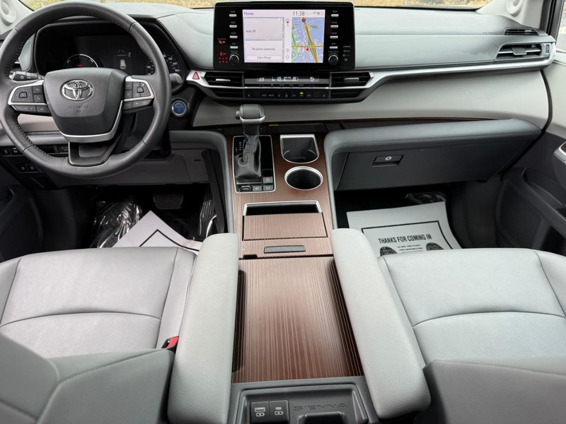 Toyota Sienna Vehicle Full-screen Gallery Image 11