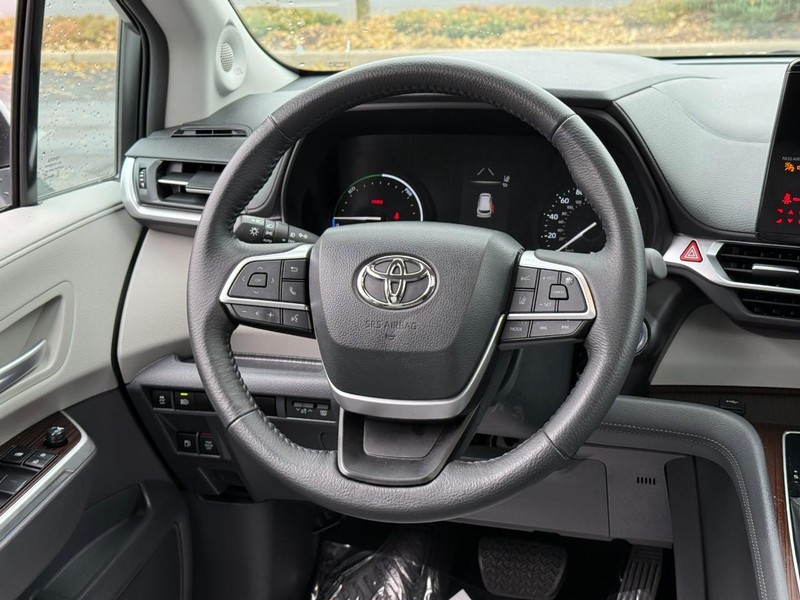 Toyota Sienna Vehicle Full-screen Gallery Image 12