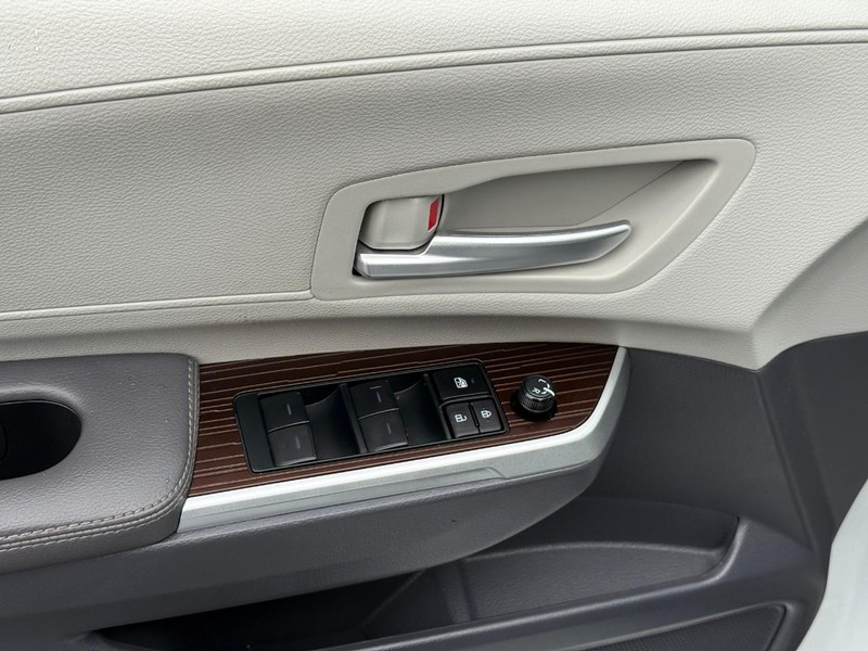 Toyota Sienna Vehicle Full-screen Gallery Image 15