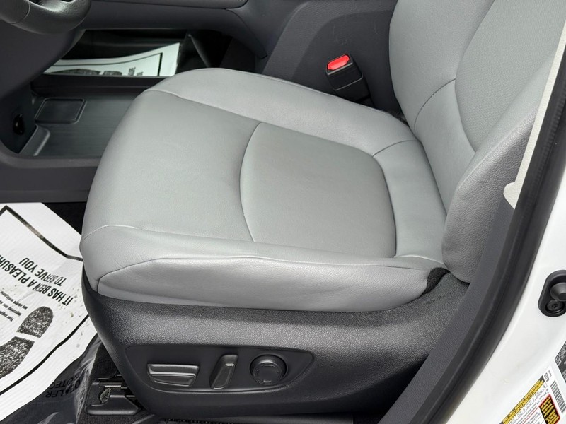 Toyota Sienna Vehicle Full-screen Gallery Image 16