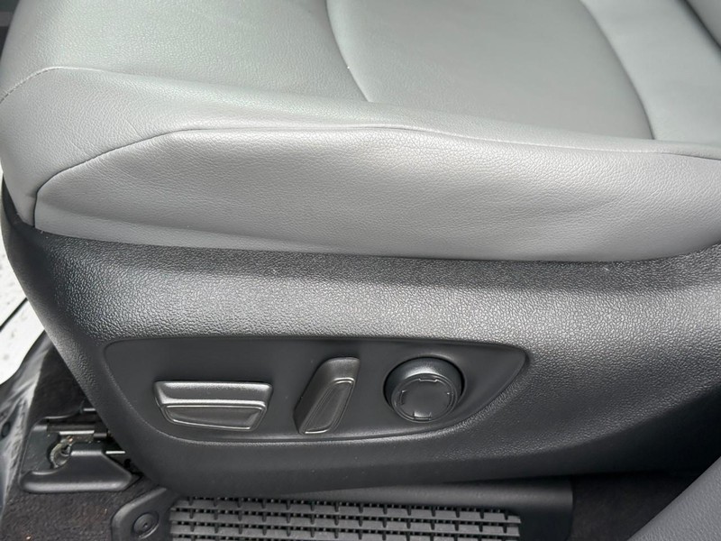 Toyota Sienna Vehicle Full-screen Gallery Image 17