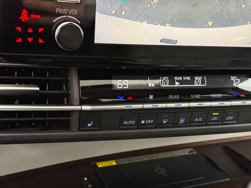 Toyota Sienna Vehicle Full-screen Gallery Image 22