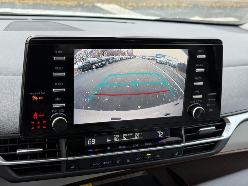 Toyota Sienna Vehicle Full-screen Gallery Image 23