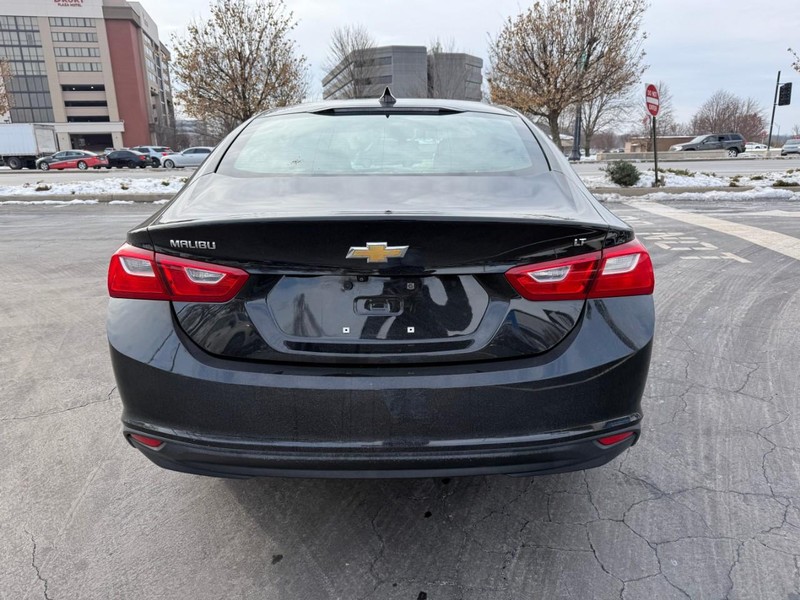 Chevrolet Malibu Vehicle Full-screen Gallery Image 6