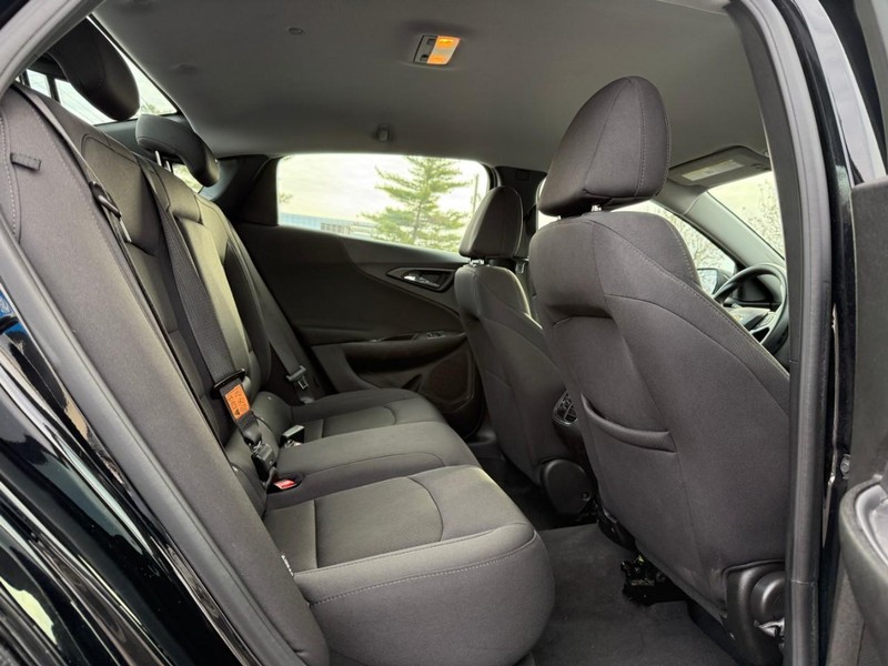 Chevrolet Malibu Vehicle Full-screen Gallery Image 10