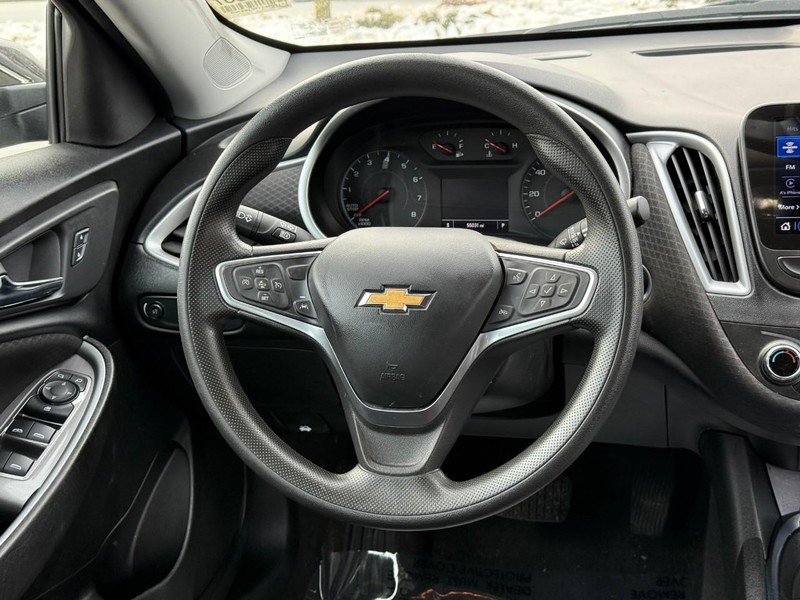 Chevrolet Malibu Vehicle Full-screen Gallery Image 12