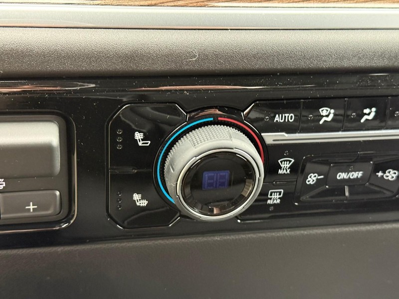 Chevrolet Silverado 1500 Vehicle Full-screen Gallery Image 16