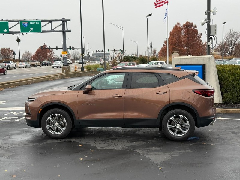 Chevrolet Blazer Vehicle Full-screen Gallery Image 02