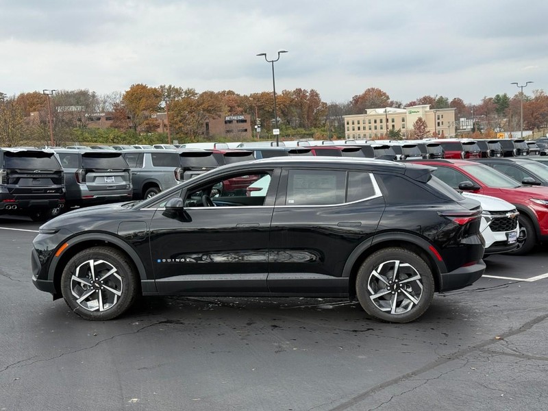 Chevrolet Equinox EV Vehicle Full-screen Gallery Image 2