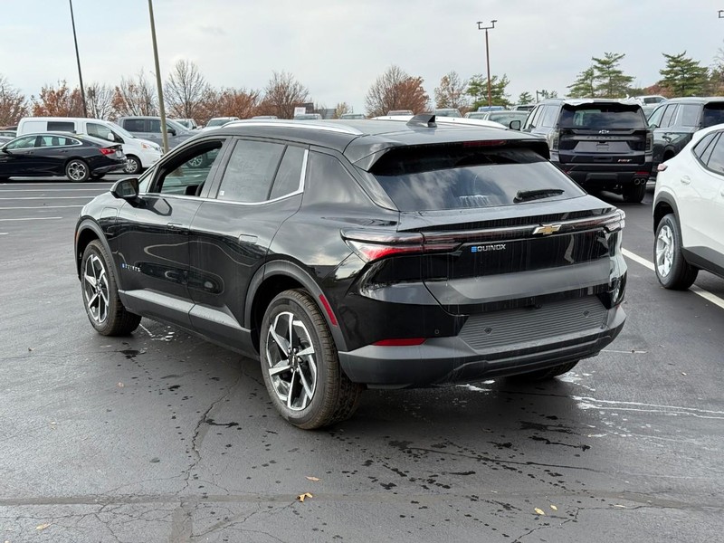 Chevrolet Equinox EV Vehicle Full-screen Gallery Image 3