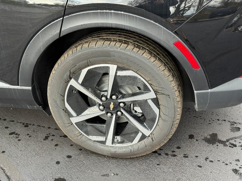 Chevrolet Equinox EV Vehicle Full-screen Gallery Image 4