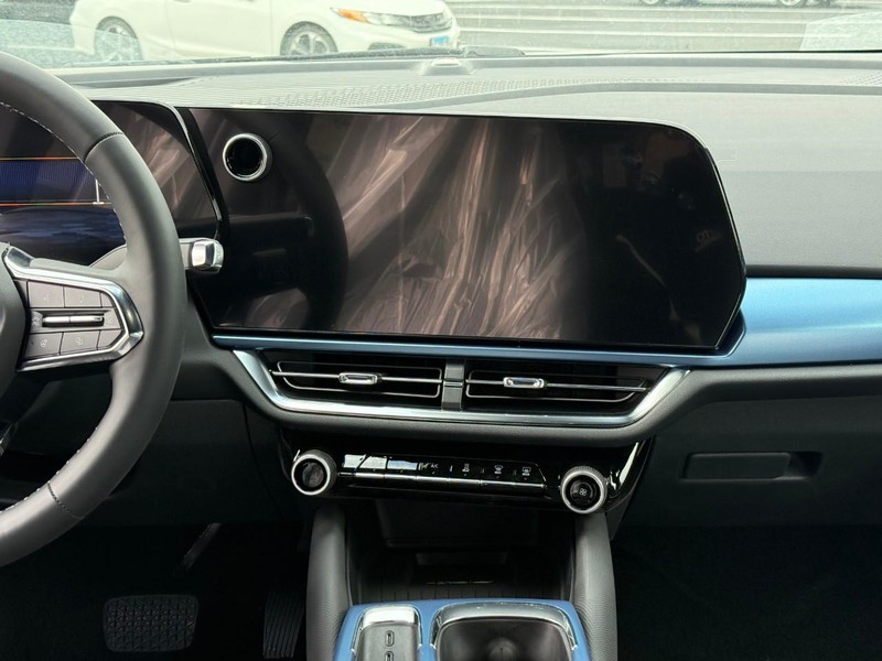 Chevrolet Equinox EV Vehicle Full-screen Gallery Image 8