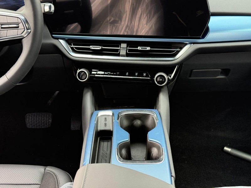 Chevrolet Equinox EV Vehicle Full-screen Gallery Image 9