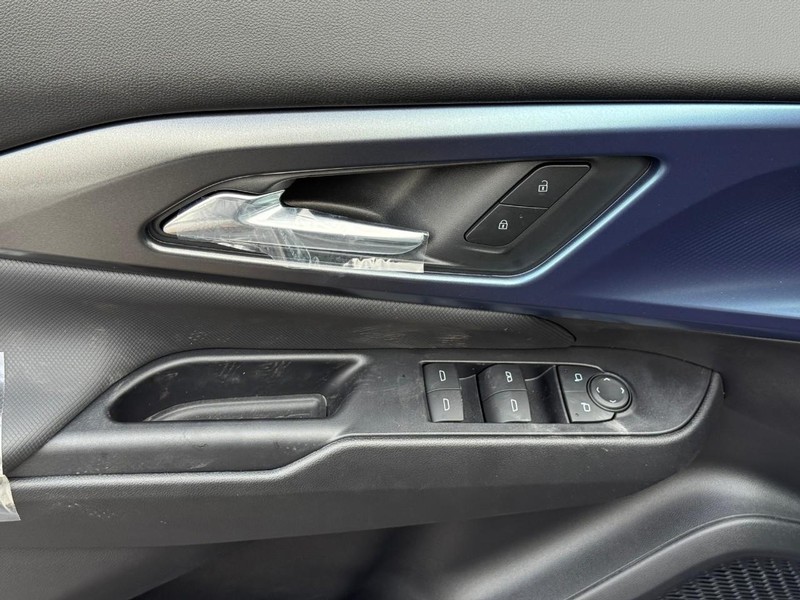 Chevrolet Equinox EV Vehicle Full-screen Gallery Image 10