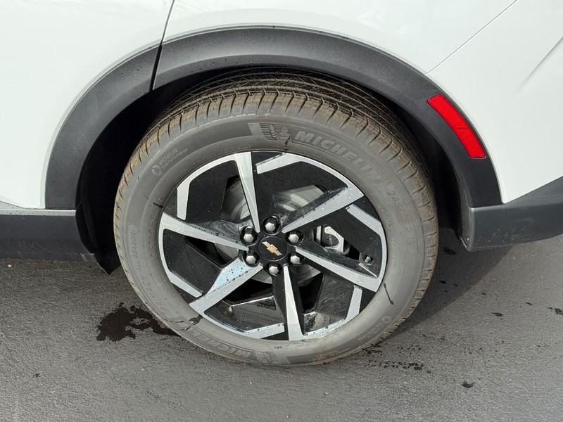 Chevrolet Equinox EV Vehicle Full-screen Gallery Image 4