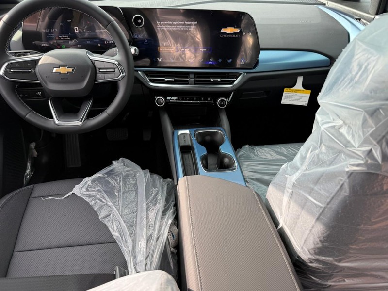 Chevrolet Equinox EV Vehicle Full-screen Gallery Image 6