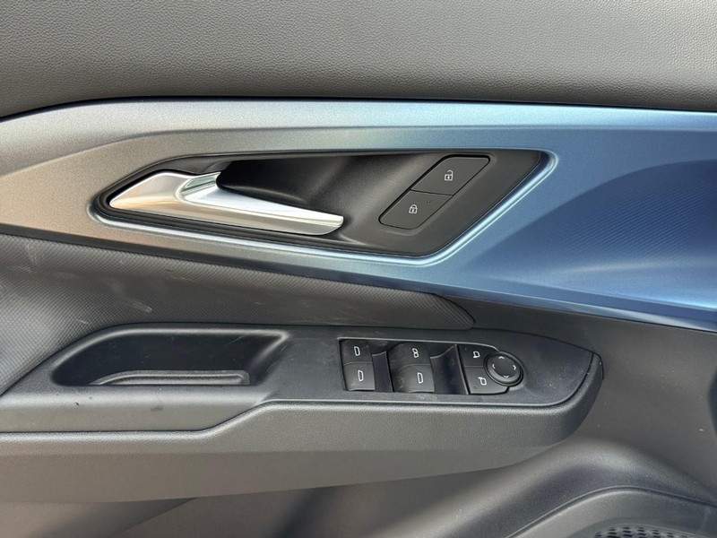 Chevrolet Equinox EV Vehicle Full-screen Gallery Image 10