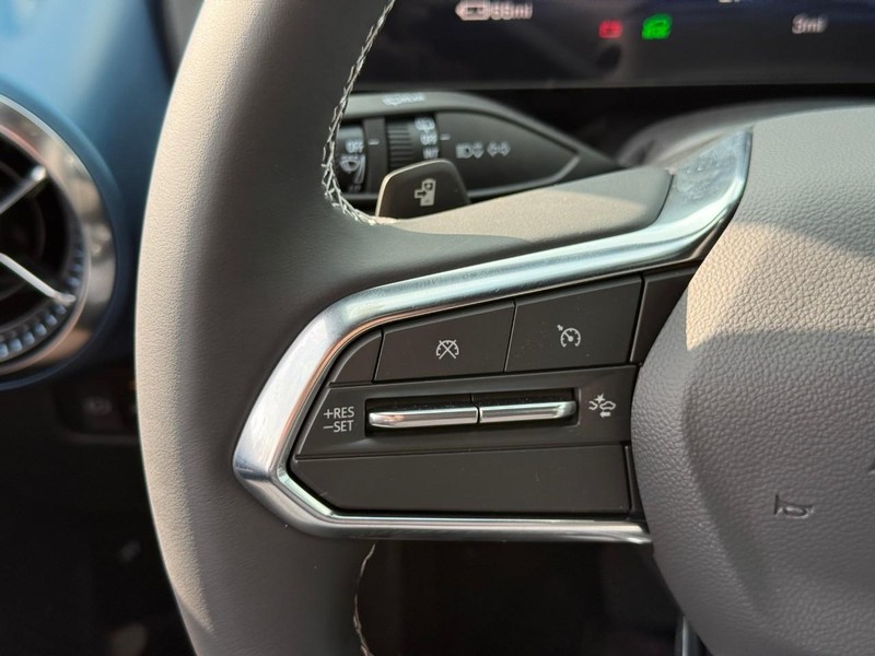 Chevrolet Equinox EV Vehicle Full-screen Gallery Image 11