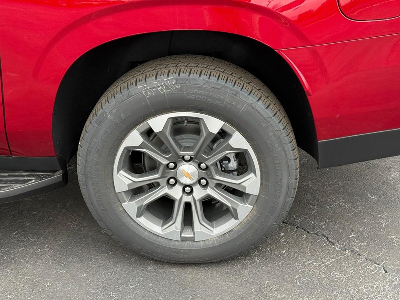 Chevrolet Suburban Vehicle Full-screen Gallery Image 4