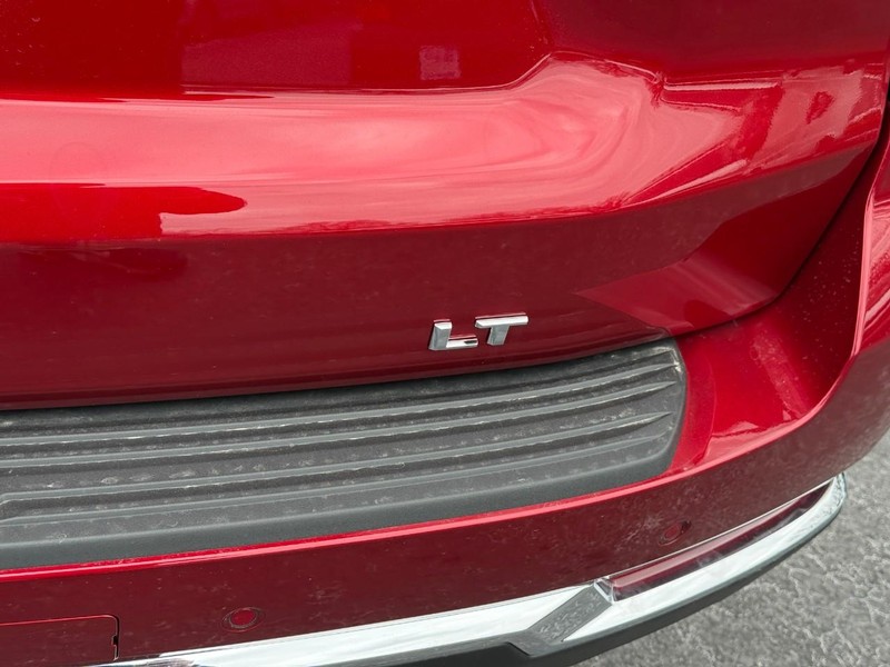 Chevrolet Suburban Vehicle Full-screen Gallery Image 5