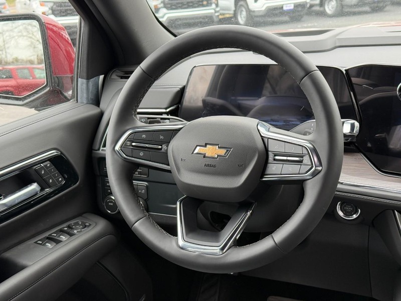 Chevrolet Suburban Vehicle Full-screen Gallery Image 7