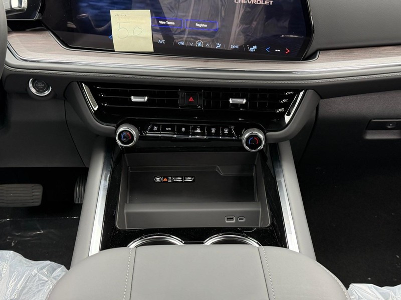 Chevrolet Suburban Vehicle Full-screen Gallery Image 9