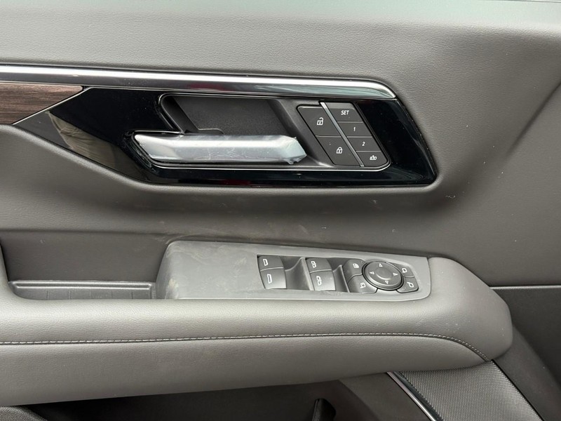 Chevrolet Suburban Vehicle Full-screen Gallery Image 10