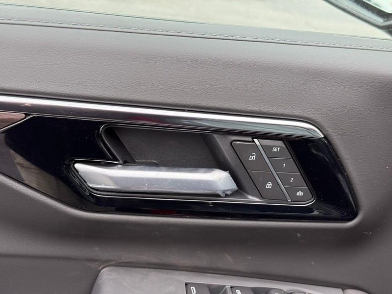 Chevrolet Suburban Vehicle Full-screen Gallery Image 11