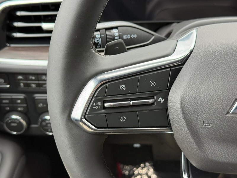 Chevrolet Suburban Vehicle Full-screen Gallery Image 12